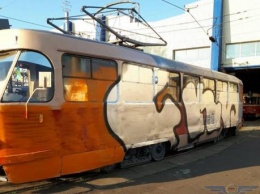 В Киеве неизвестные остановили трамвай: разрисовали вагон и облили краской водителя (ФОТО)