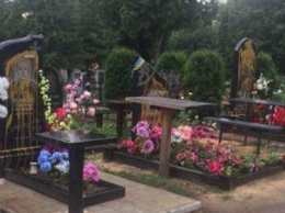 Полиция ищет вандалов, которые облили могилы АТОшников краской