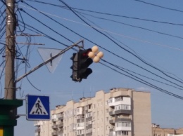 Нарочно не придумаешь. Воздушные шары мешают дорожному движению (фото)