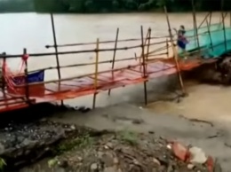 Китаянка успела пробежать по мосту за секунды до его падения (видео)