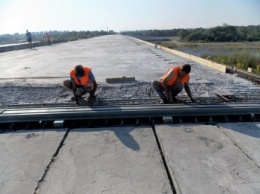 В Ивано-Франковской области строят мост на дороге в Молдову (фото)