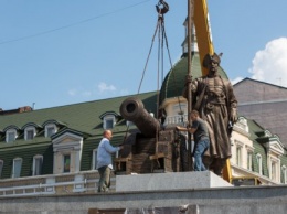 На Бурсацком спуске установили памятник атаману Ивану Сирко