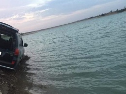 В Крыму внедорожник чуть не утонул в водохранилище