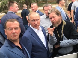 Там плохо пахнет? Реакция Медведева на "русскую Мекку" Путина в Крыму