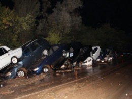 Мощные ливни в Крыму смыли авто в горах, поставив их лесенкой (видео)