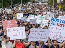 В Бостоне прошла многотысячная демонстрация против альт-правых