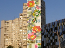 Харьковский художник рисует мурал на семнадцатиэтажном доме ко Дню города (ФОТО)