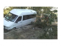 В Крыму спасатели вытащили из грязи машину с москвичами и туристический автобус