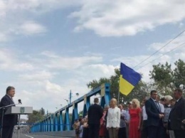 Порошенко открыл дорожное движение на реконструированном мосту в Изюме