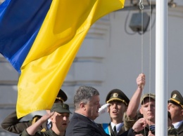 Порошенко поднял флаг Украины