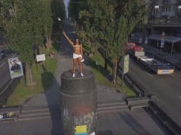 Активистка Femen кое-что «отчебучила» на ленинском постаменте. ФОТО