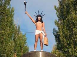Голая афроукраинка в центре Киева взобралась на бывший памятник Ленину, чтобы высмеять Порошенко