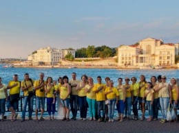 Крым - это Украина: в Севастополе устроили патриотический флешмоб (фото)