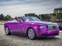 Кабриолет Rolls-Royce Dawn окрасили в необычный цвет фуксия