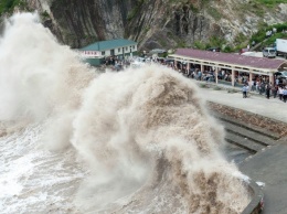 Появились фото и видео 10-балльного тайфуна в Гонконге, который валит строительные краны