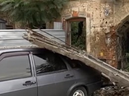 Не ходи под окнами: во время бури в Днепре обвалился дом