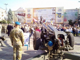 С утра пахнет перегаром - это украинские военные празднуют "день флага"