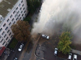 "Гейзер" выше четвертого этажа: в Соломеском районе Киева прорвало трубу (фото)
