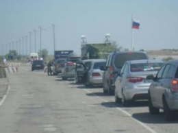 Оккупанты "поздравили" украинцев и создали киломметровые очереди на границе с Крымом (фото)