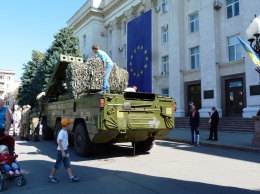 20 единиц боевой техники показали херсонцам на площади Свободы (фото)