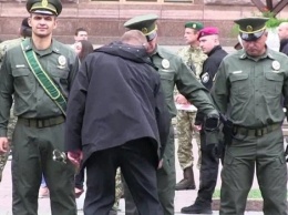 Охрана Порошенко обыскала офицеров ВСУ перед парадом на День независимости