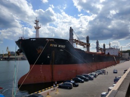 Визит гиганта: в Одесский порт зашел 200-метровый сухогруз