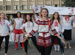 В Славянске прошел парад вышиванок (видео)