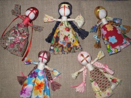 Во Львове детей переселенцев научили делать традиционных кукол