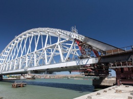 В Керченском проливе началась установка железнодорожной арки моста в Крым