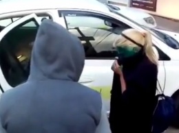 В РФ таксист заставил пассажиров умываться зеленкой - за проезд "зайцем"