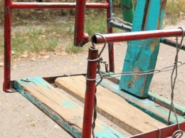 Харьковчане требуют у Кернеса отремонтировать детскую площадку на ХТЗ