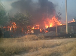 Степной пожар в ОРДЛО. В селе Краснодарка огонь уничтожил 32 дома и школу