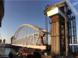 Железнодорожная арка Керченского моста доставлена на фарватер