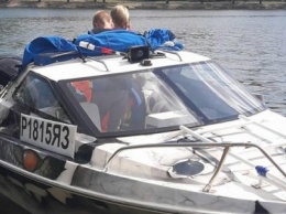 В Донецке «министр МЧС» решил «отжать» у россиянина катер, на котором тот катал детей по Кальмиусу
