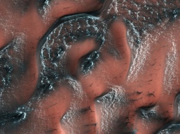 В NASA показали, как выглядят заснеженные дюны Марса
