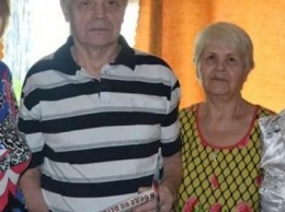 Члены общественного движения "ДНР" поздравили ветерана Труда из Горловки подарили торт и газету о процветающей республике