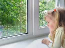 Как защитить ребенка от падения из окна: практические советы