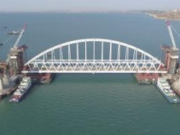 Оккупанты начали устанавливать гигантскую арку Керченского моста: опубликовано видео