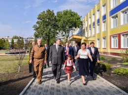 Как Порошенко школу в Покровске открывал: новые подробности
