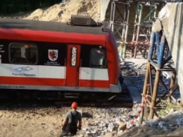 В Польше поезд врезался в бетонную плиту, упавшую с моста (видео)