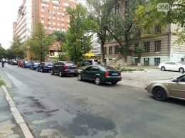 В Днепре полиция паркуется с нарушением ПДД (ФОТОФАКТ)