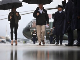 Мелания Трамп приехала в Техас, где бушует ураган, на шпильках и стала героиней анекдотов