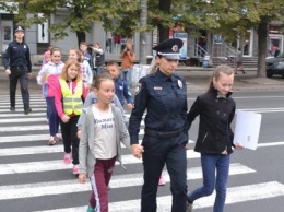 В Днепре патрульные переводили школьников через дорогу (ФОТОРЕПОРТАЖ)