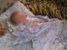 В Покровске полицейские поместили в больницу больного 2-месячного ребенка, которого мать бросила на бабушку