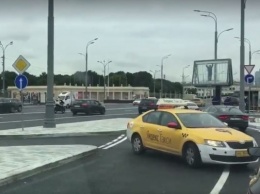 В центре Москвы появился "удобный" поворот, который создает пробки