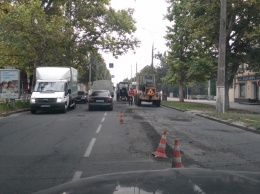В Херсоне взялись за ремонт дорожных ям, которые мэр назвал "сумасшедшими" (фотофакт)