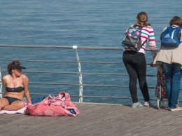 Последний день лета: в Одессе похолодало, но людей на пляжах по-прежнему много