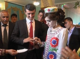 В Таджикистане сельский учитель написал стихи Президенту и получил за это жену