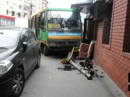 Всмятку: в Харькове маршрутка протаранила легковушку и влетела в здание