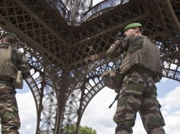 В Париже полиция оцепила Эйфелеву башню и эвакуировала вокзал